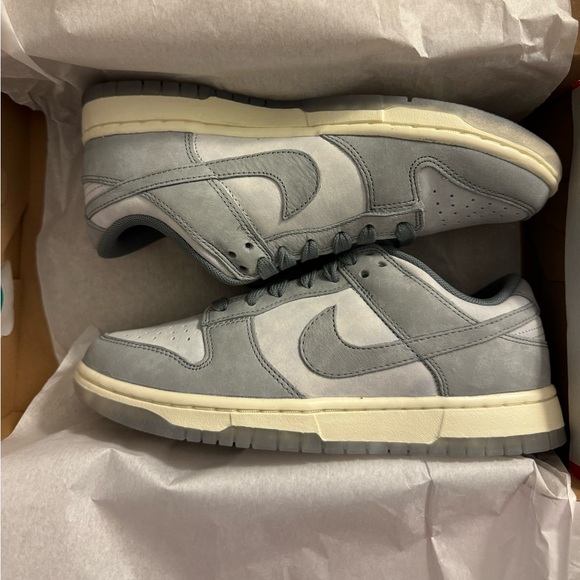 *SOLD* Nike Dunk Low - Picture 4 of 5